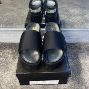 PRETTYLITTLETHING Lyrca Slides